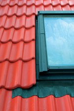 ファクロ株式会社の天窓、ルーフウインドウ、トップライト。水切りは天窓を正しく施工する際、必要な部品です。 きめ細かく設計されて作られている水切りは耐久性があり又、屋根材を施工する際、効率よく施工ができます。